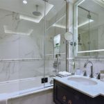 alt="Bathtub"